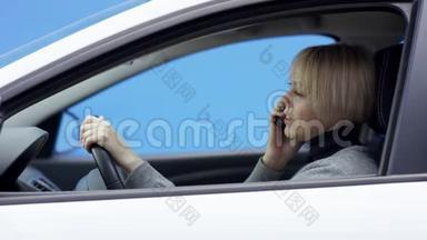 金发女人穿着休闲装，驾驶着绿色屏幕背景的汽车。 4.她正<strong>坐在车上</strong>喝着酒